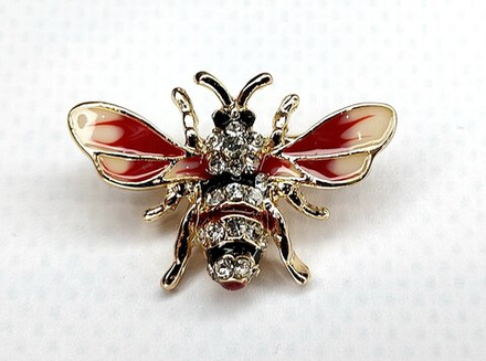 Брошка костюмная "Розовая пчела".  Строгая. Классическая.пчела" со стразами.