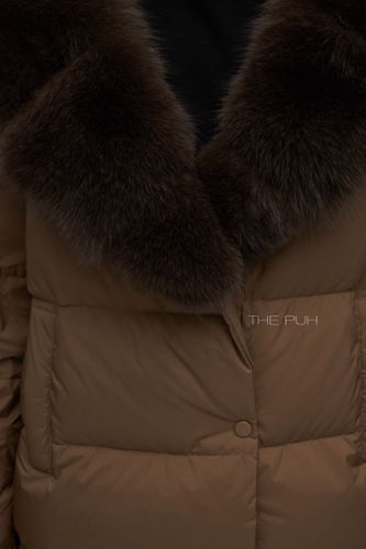 Коричневый удлиненный пуховик с v-образным меховым воротником