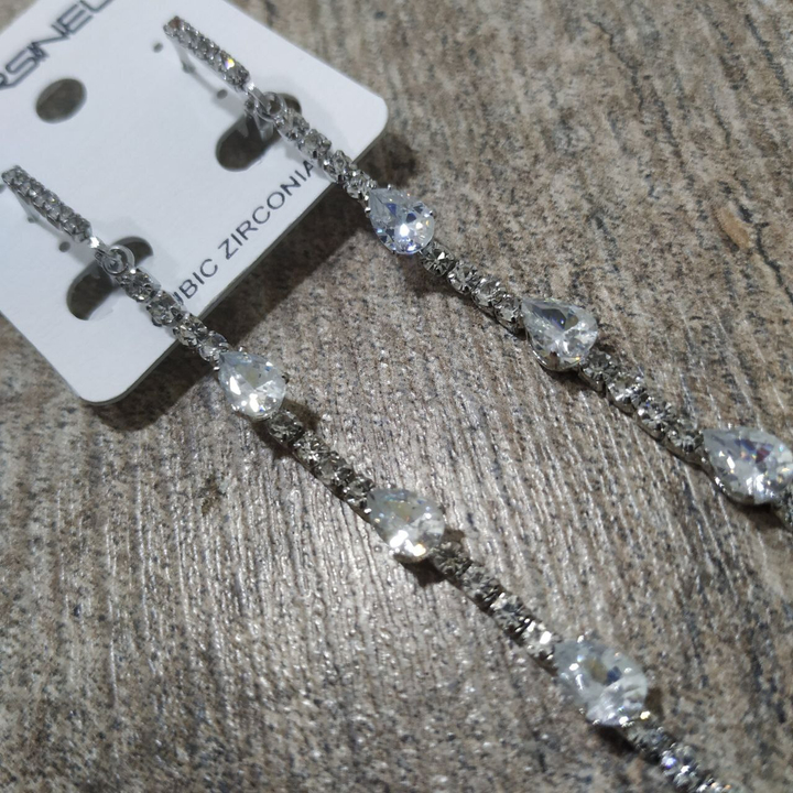 Серьги на англ.заст. Cubic Zirconia подвеска ряд страз 3 капли цвет прозрачный металл серебристый