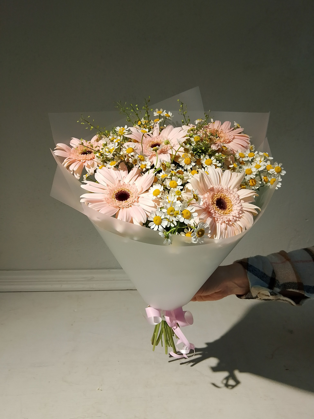 Летний солнечный букет с танацетумом и ароматными пионами Сара Бернард (С0034)