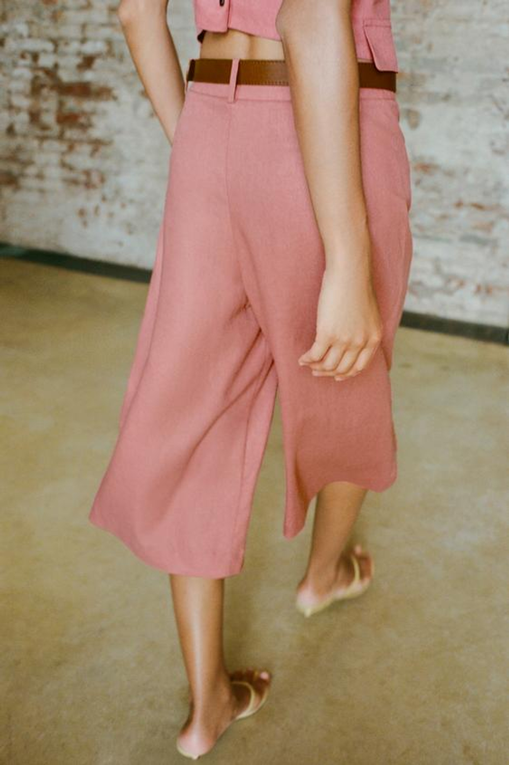 ZARА ДЛИННЫЕ БЕРМУДЫ С ПОЯСОМ ИЗ ЛЬНА, МАРСАЛА