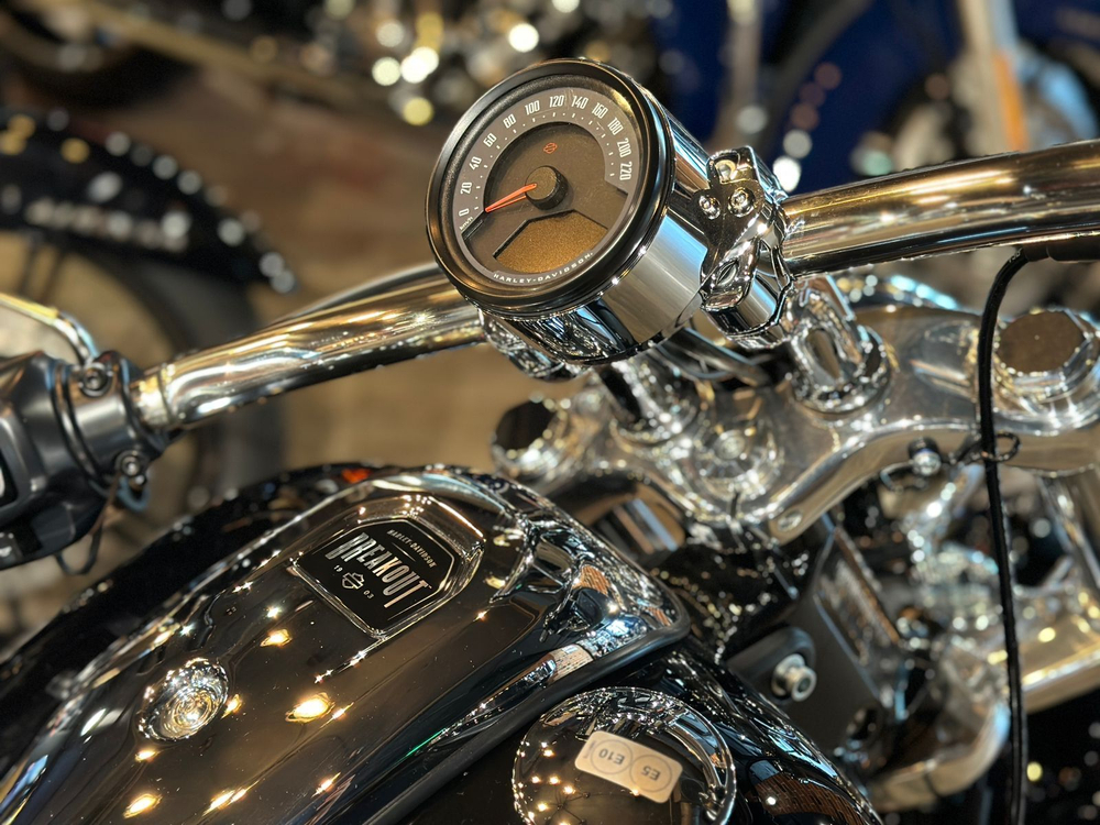 BREAKOUT 117 (VIVID BLACK) 2025