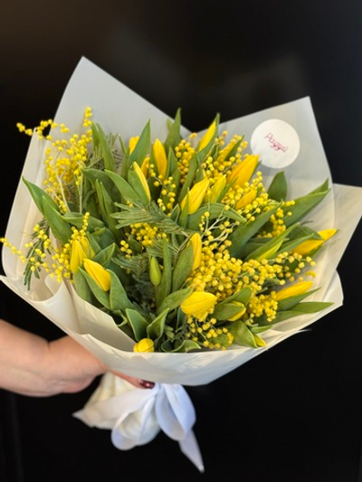 Букет из тюльпанов с мимозой