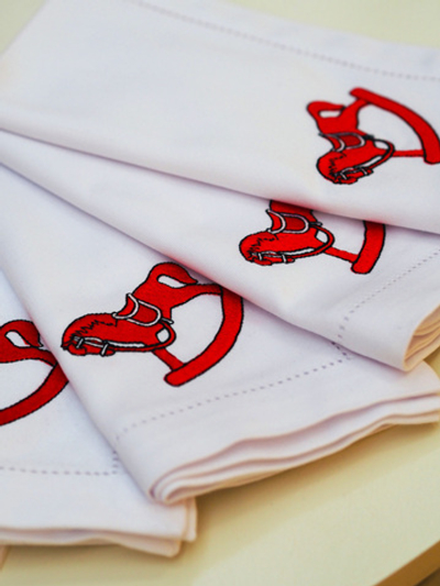 Салфетки с вышивкой «Красная лошадка» комплект 2 шт.