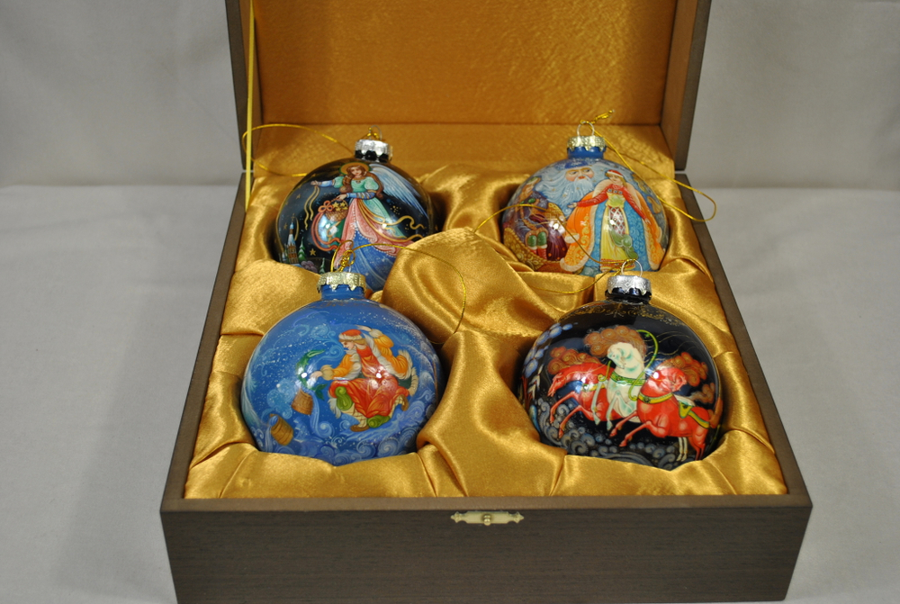 Сувенирный набор из 4-х новогодних шаров "Сказки" с ручной росписью