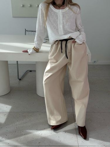 Бежевые широкие джинсы с крючками на поясе