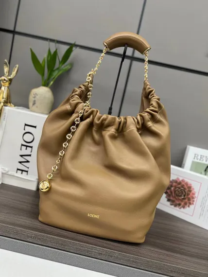 Сумка Loewe Squeeze среднего размера из кожи ягненка наппа коричневый