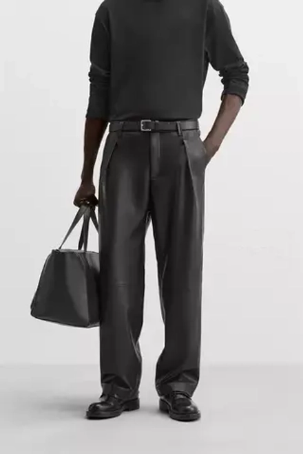 ZARA БРЮКИ ИЗ ИСКУССТВЕННОЙ КОЖИ СО СКЛАДКАМИ, ЧЕРНЫЙ