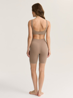 Бесшовный топ на широких бретелях в рубчик