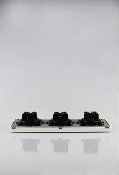 Розетки белые тройные с заземлением