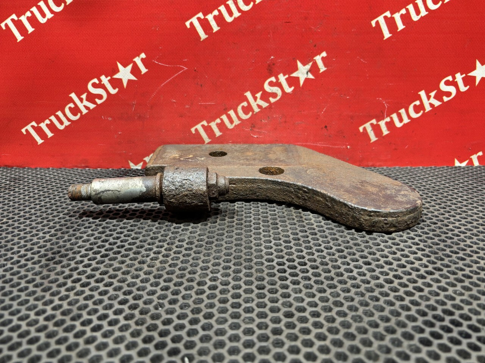 Кронштейн амортизатора нижний правый