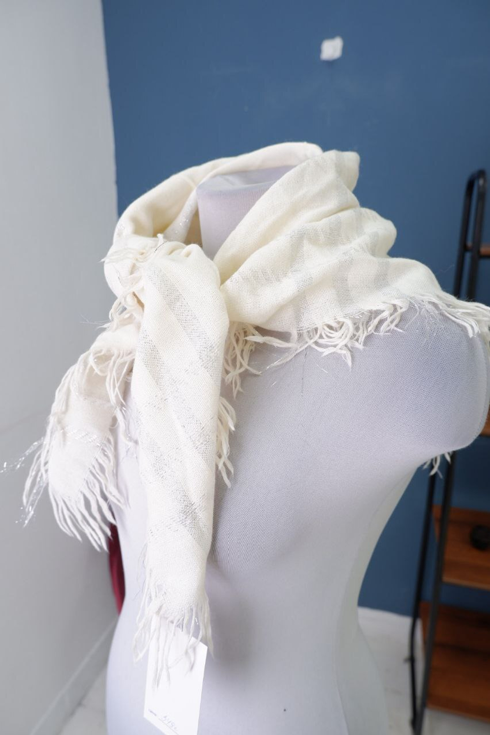 Палантин с мерцающей ниткой