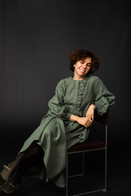 Платье с асимметричной рюшей "Герда" из крапивы цвета хвои