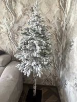 ель на ножке заснеженная