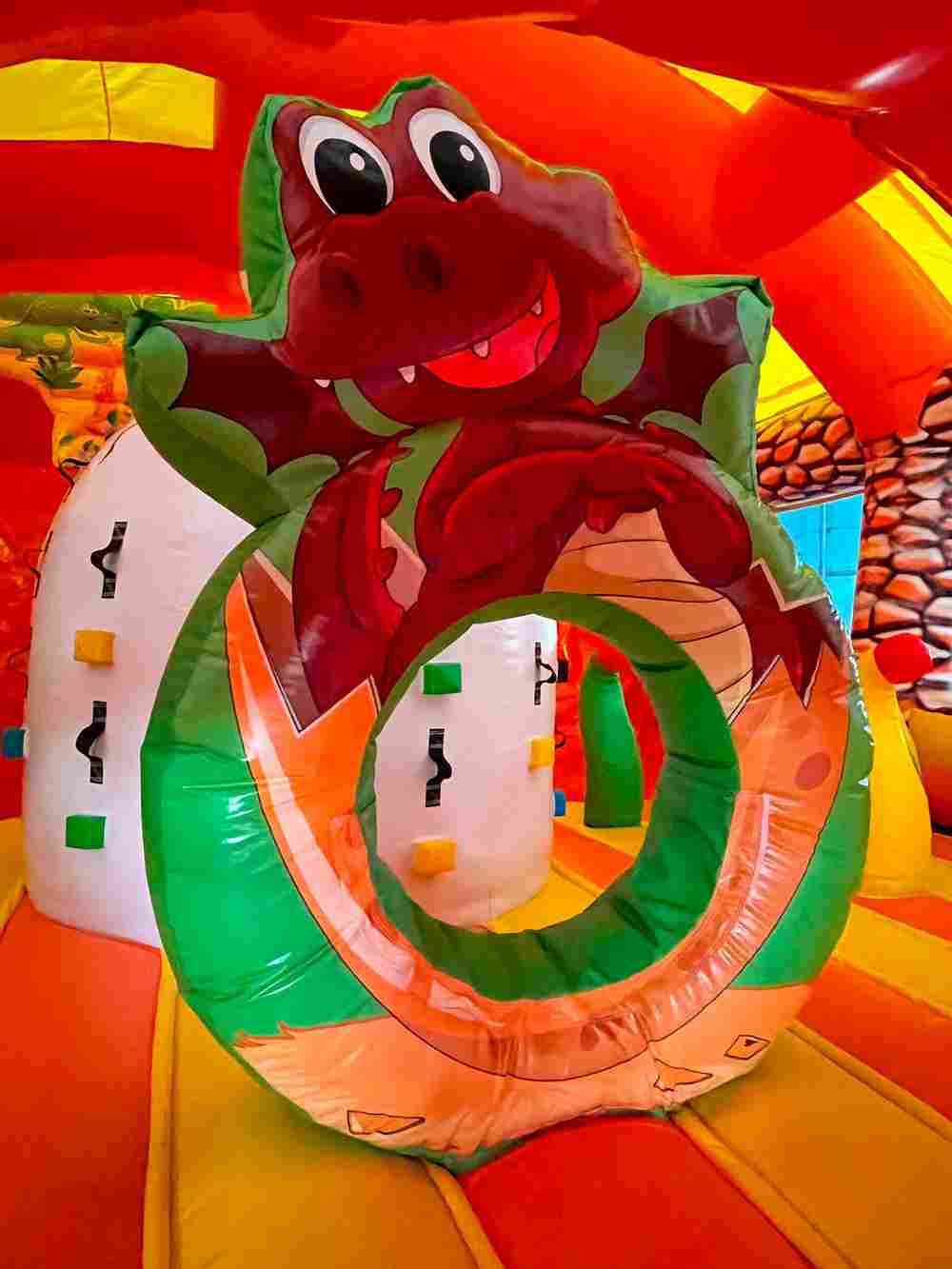 Коммерческий надувной батут «Драконье логово», с крышей, 12*8*7 м