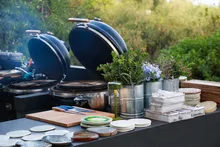 Керамический угольный гриль Monolith One.66, 52 см, чёрный, с ножками и столиками