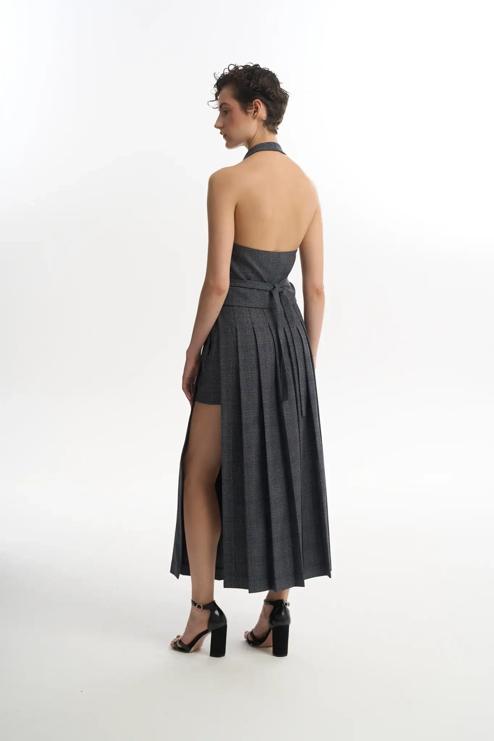 Жилет с открытой спиной серый