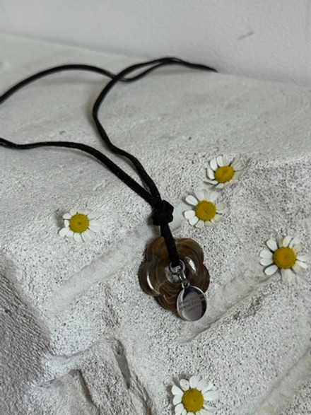 Подвеска цветочек в коричневом цвете