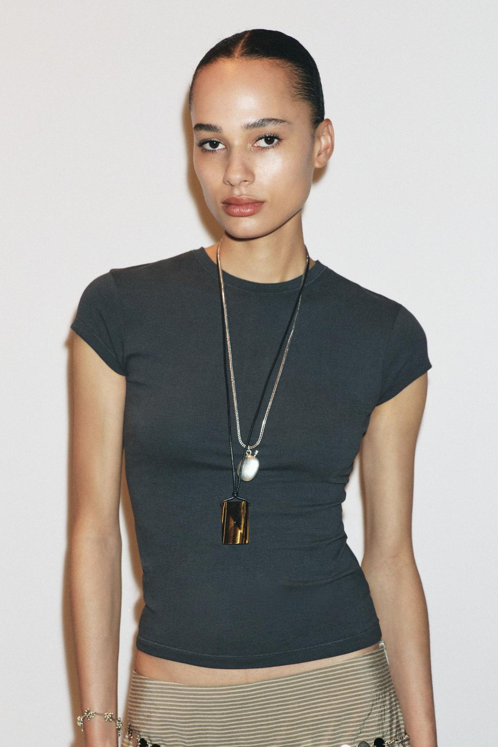 ZARA ФУТБОЛКА ОБЛЕГАЮЩЕГО КРОЯ С КОРОТКИМИ РУКАВАМИ, СВИНЦОВЫЙ