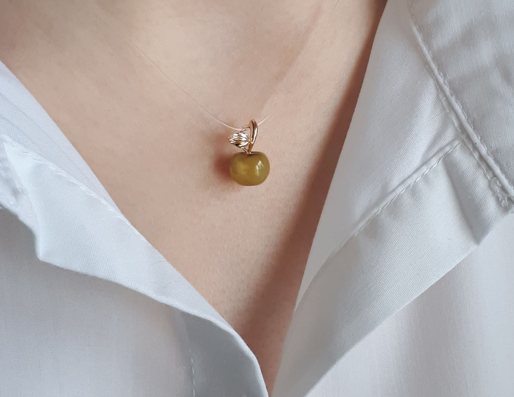 Ефимов Подвеска Молодое яблочко золотая 585 пробы с Балтийским цельным янтарем .