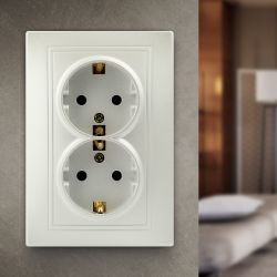 Розетка Intro Plano 1-205-06 с заземлением двойная 2X2P+E Schuko, 16А-250В, IP20, СУ, перламутр