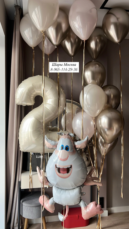 Большая кремовая цифра с стеклянными воздушными шарами и бубой