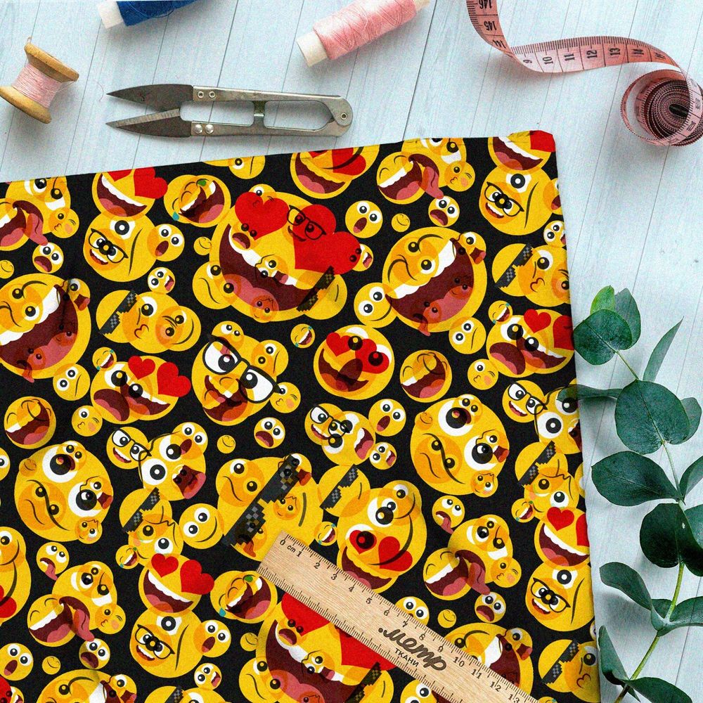 Ткань блэкаут безумные смайлики на чёрном фоне