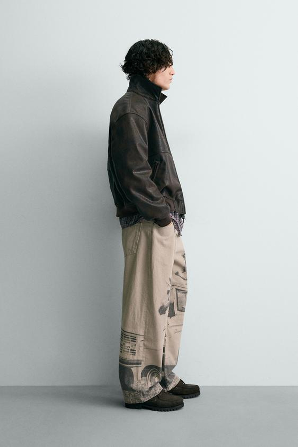 ZARA Х FORD БОМБЕР ИЗ ИСКУССТВЕННОЙ КОЖИ С ТИСНЕНИЕМ, КОРИЧНЕВЫЙ