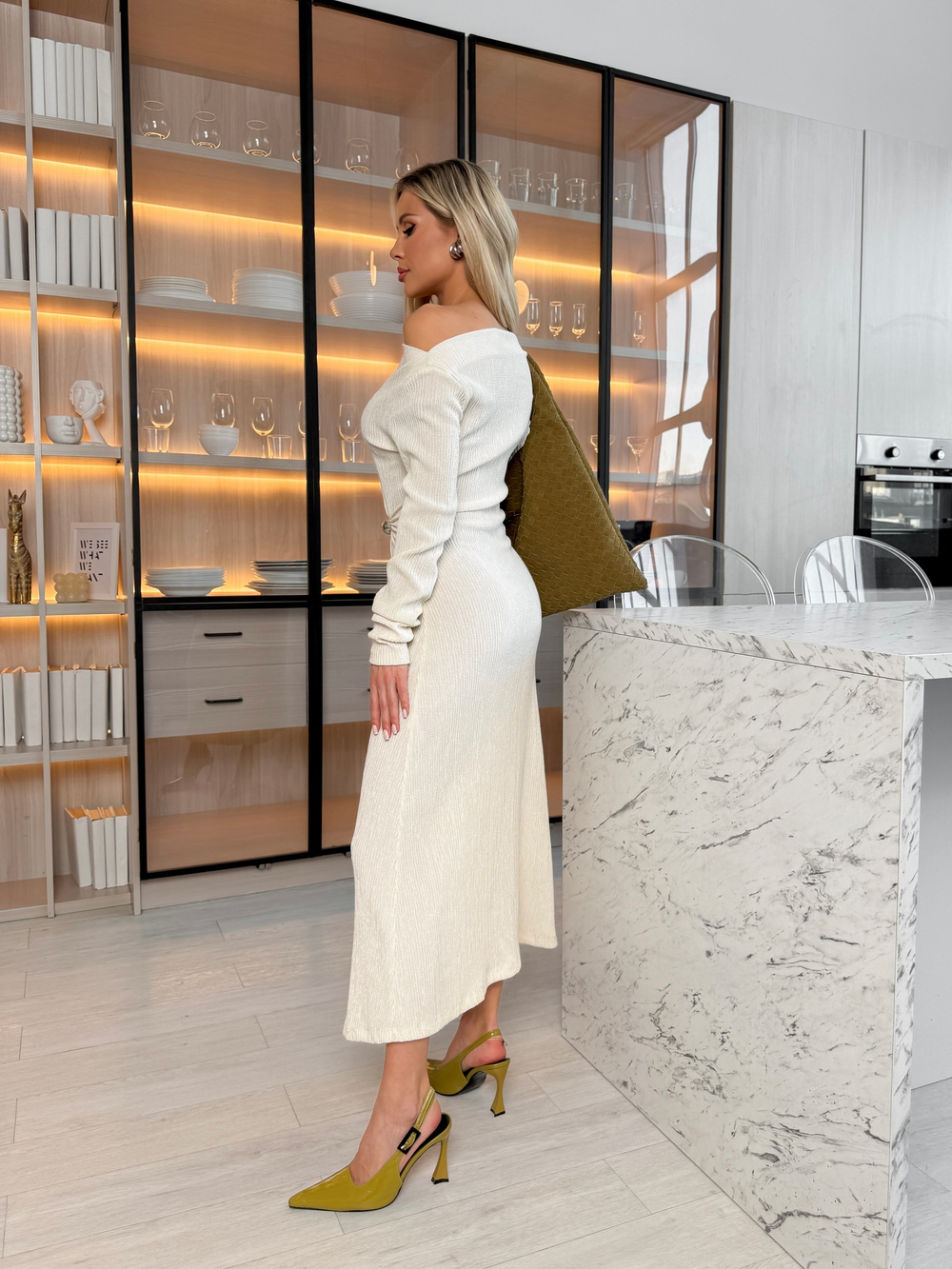 Платье со сборкой в длине миди