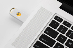 Identiv uTrust FIDO2 NFC+ Security Key USB-A Многофункциональный ключ безопасности с поддержкой FIDO2, PIV, TOTP/HOTP и NFC