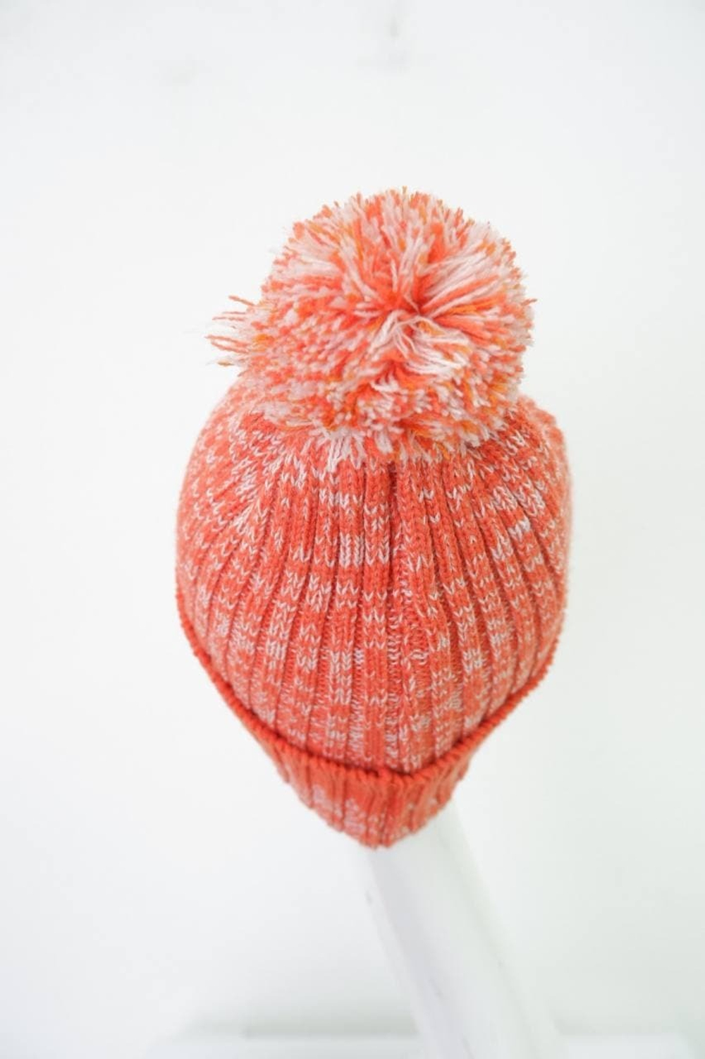 Шапка с помпоном морковного цвета