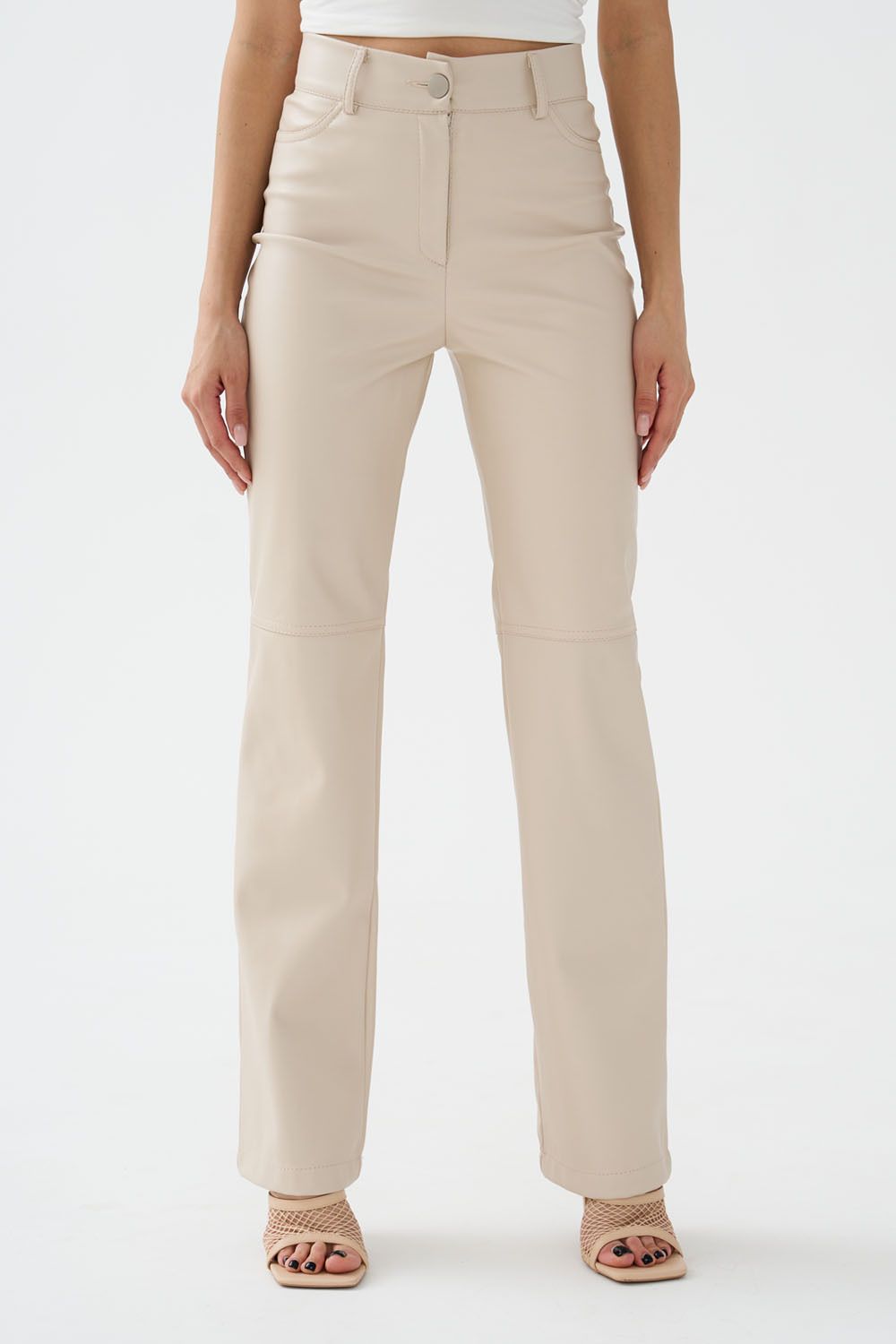 Брюки из экокожи прямые серо-бежевого цвета