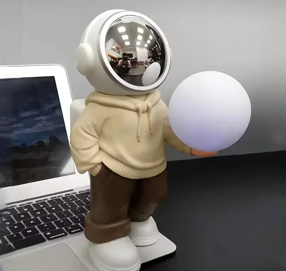 Ночник космонавт с луной в руке