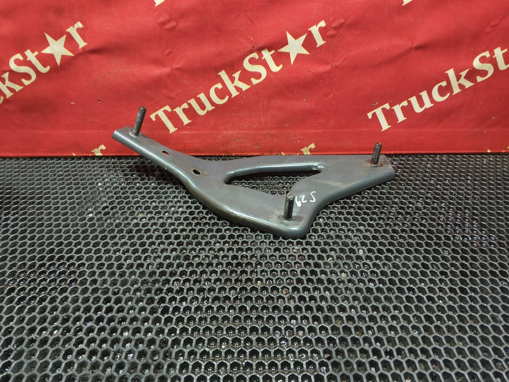 Кронштейн брызговика правого 2019г