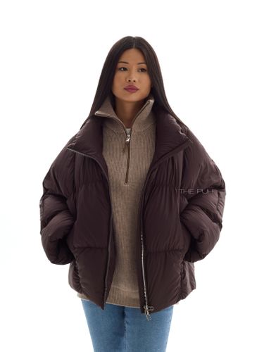 Объемный шоколадный пуховик со съемной манишкой-капюшоном