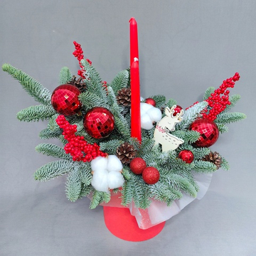 Новогодняя композиция со свечами в шляпной коробке