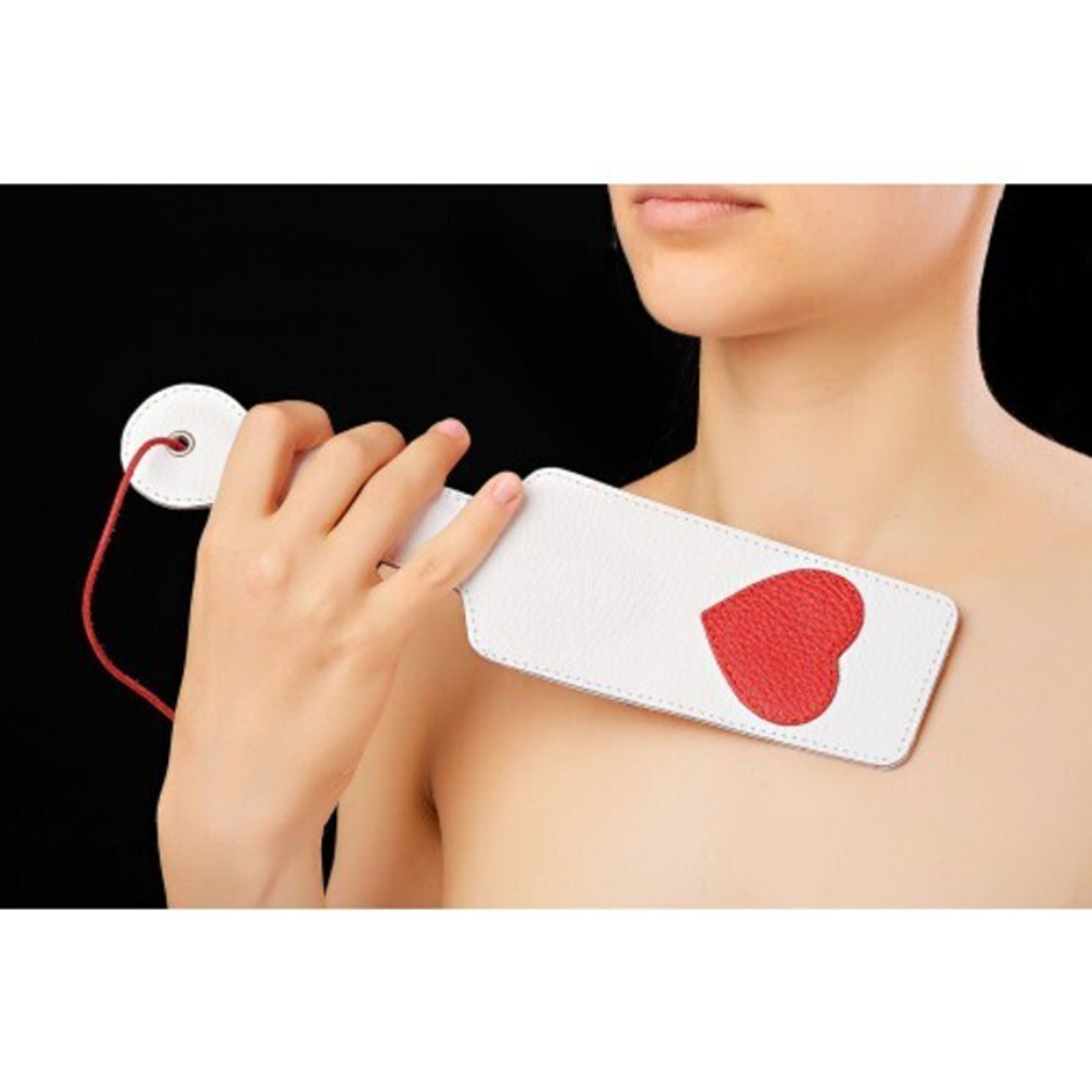 Кожаная хлопалка с сердечком, белая (Цвет: белый с красным)