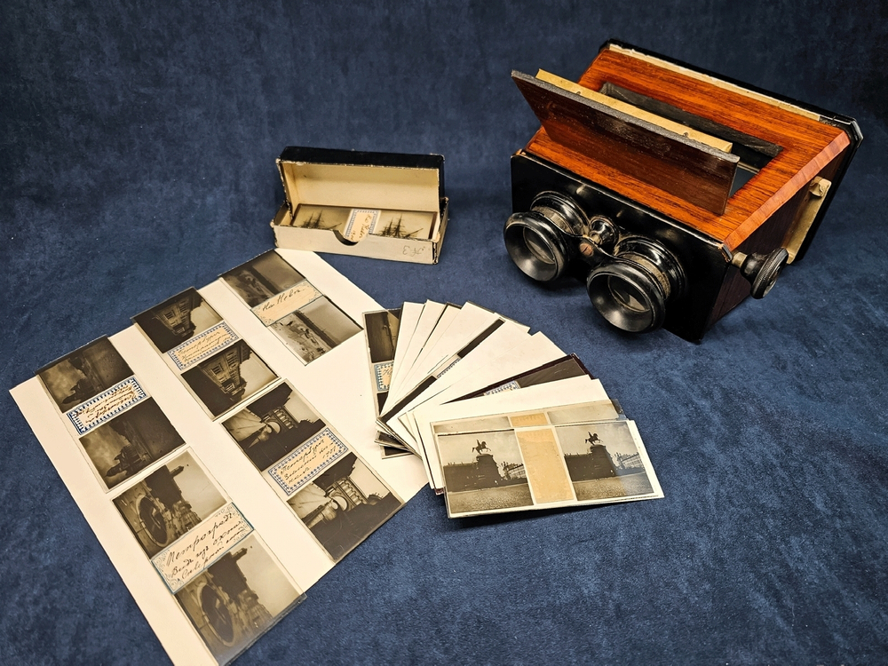 "Коллекция из 16 редких трехмерных стереоизображений Санкт-Петербурга и Кронштадта на стекле вместе со стереоскопом". Николай Петрович Сырейщиков. 1900 г.