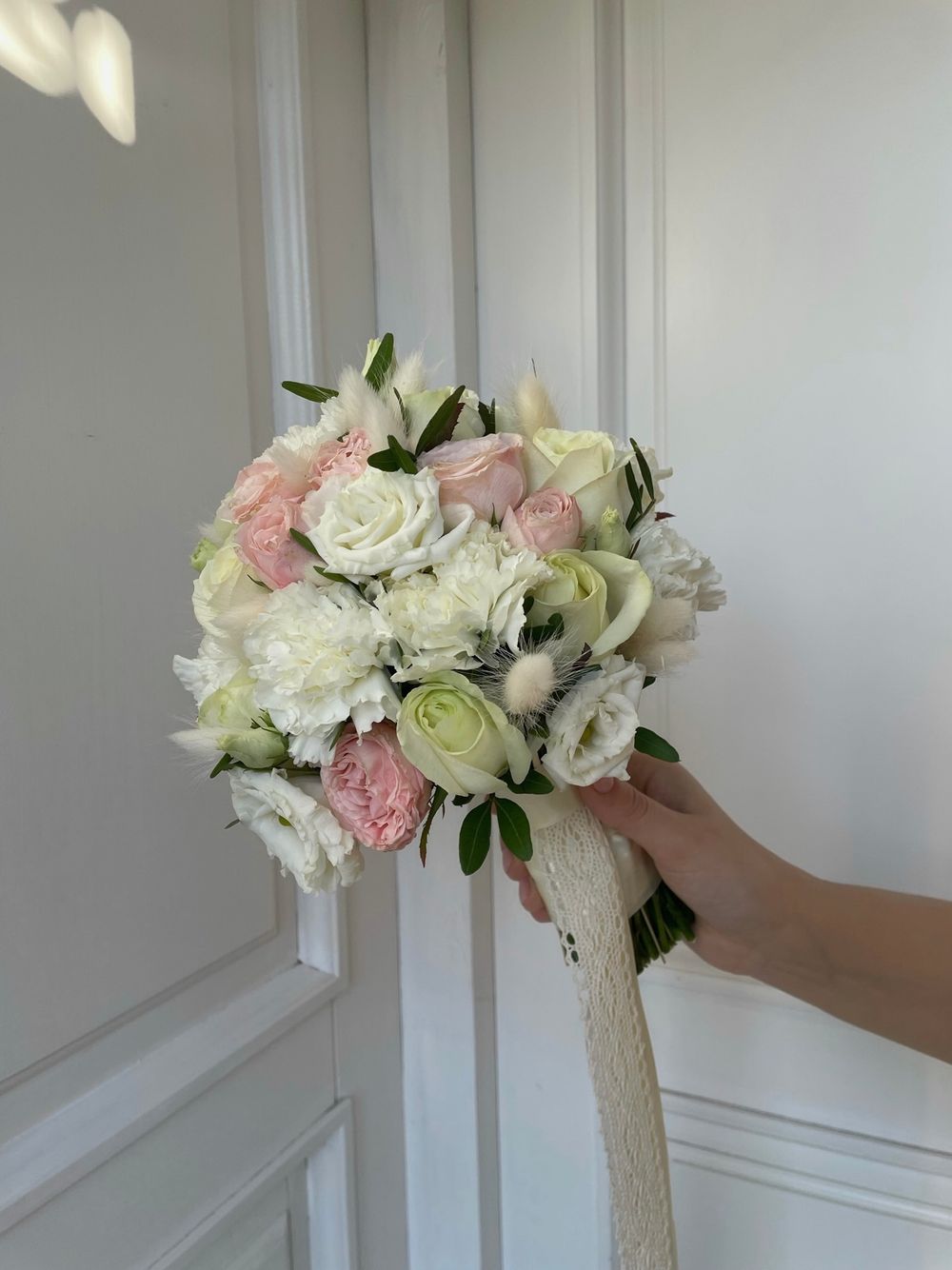 Свадебный букет из диантусов, лизиантуса, кустовых пионовидных роз и зелени