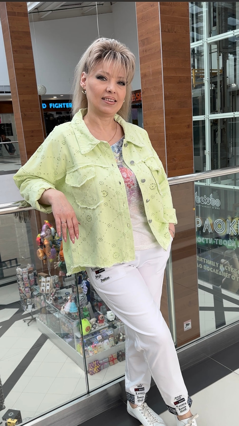 Салатовый джинсовый жакет с красивой перфорацией