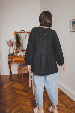 Рубашка с баской и пуговицами на спине из крапивы черного цвета