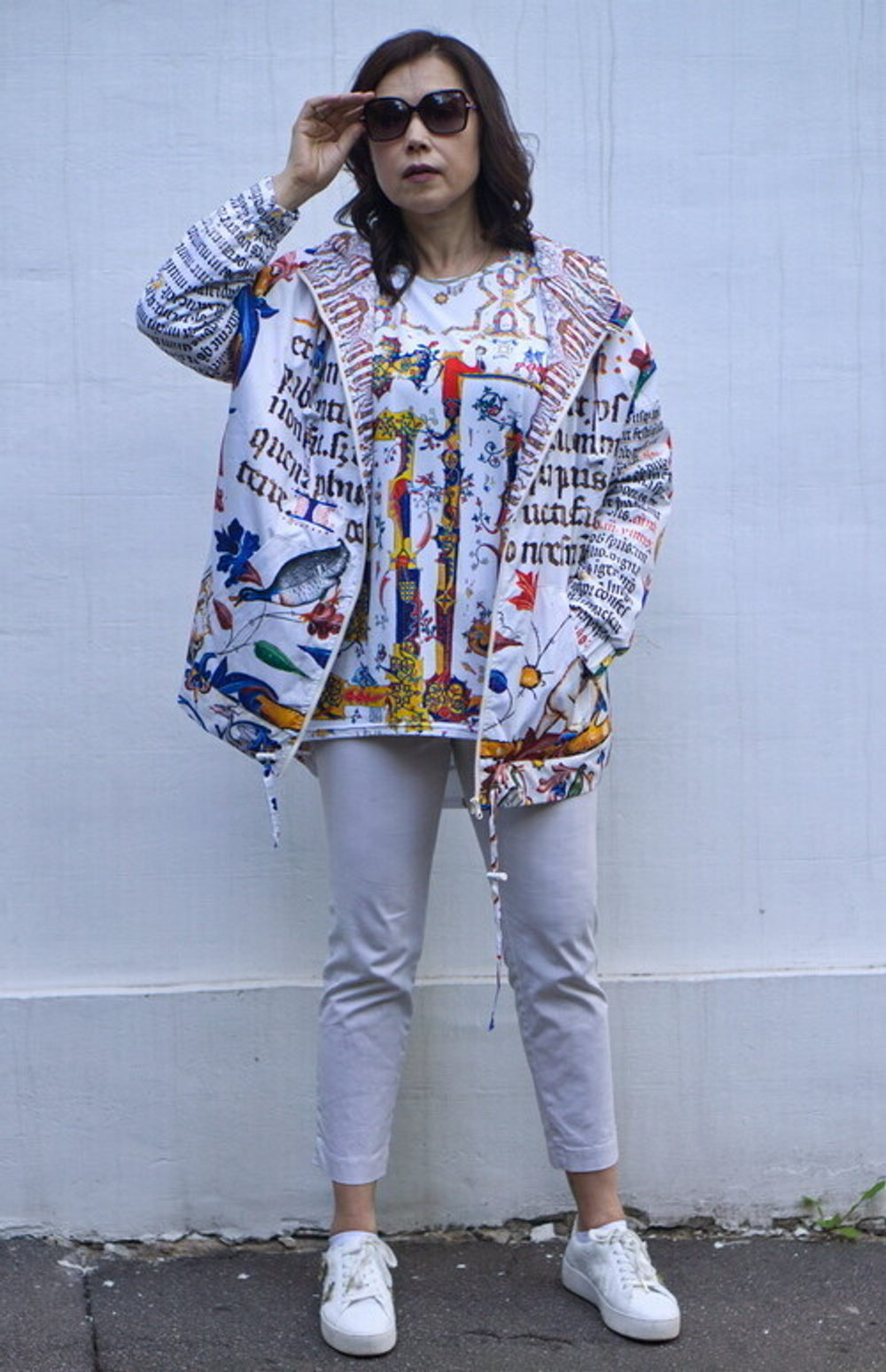 Куртка-ветровка "Манускрипт", по мотивам средневековых буквиц и иллюстраций из Бревиария короля Мартина Арагонского