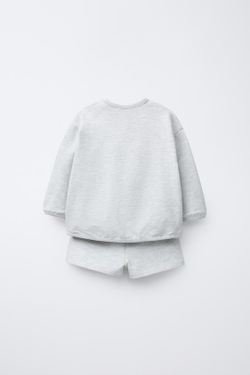 ZARA КОМПЛЕКТ: ТОЛСТОВКА И БЕРМУДЫ С ТЕКСТОМ, СЕРЫЙ С МЕЛАНЖЕВЫМ ЭФФЕКТОМ