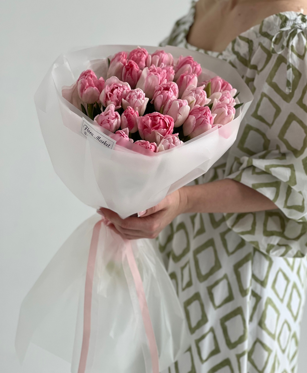 Роскошные пионовидные тюльпаны нежно-розового оттенка в авторском оформлении от Флора Маркет