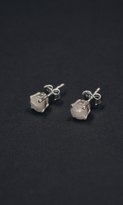 Серьги пуссеты "Memo about Relationship" из лунного камня с серебром 925