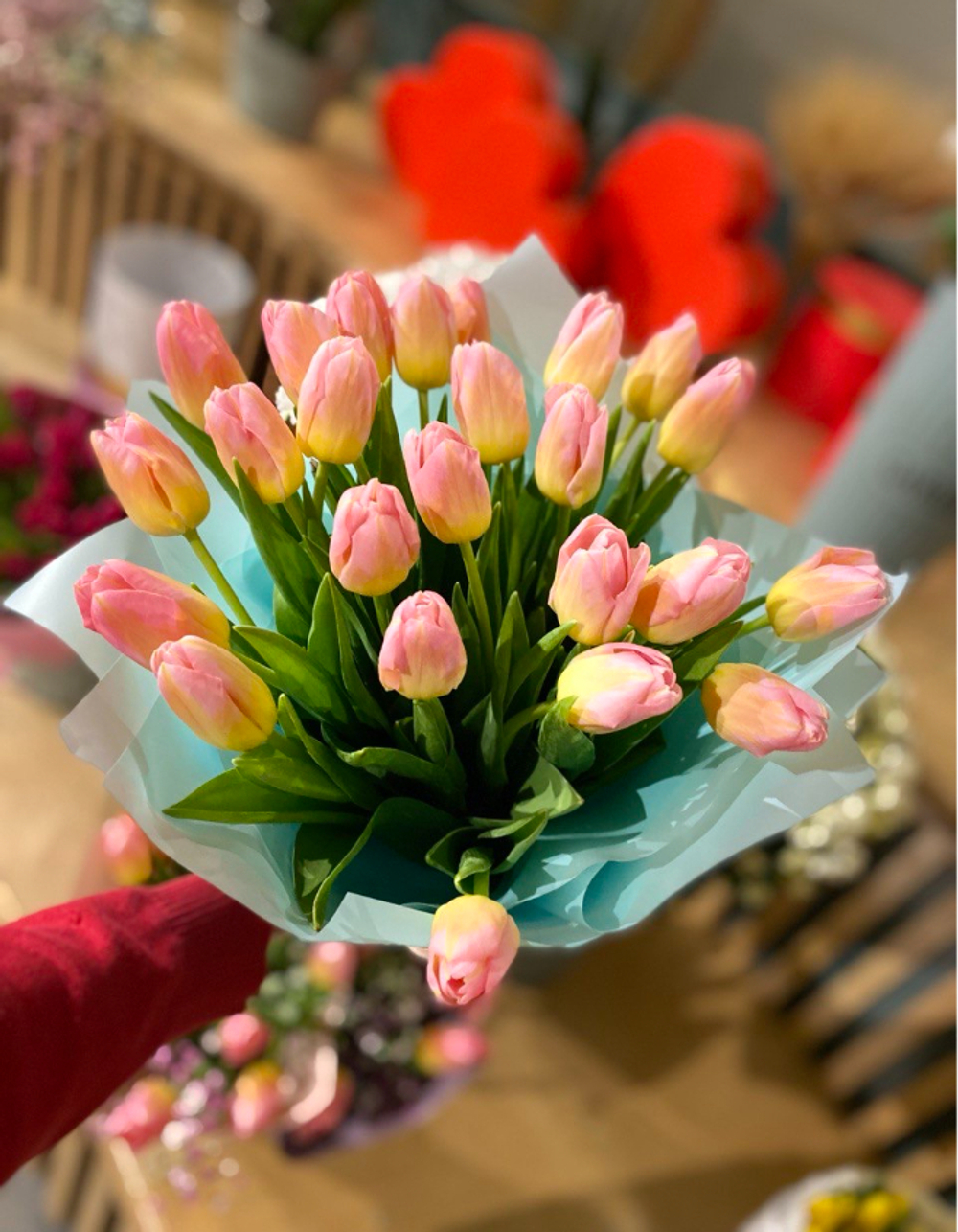 Букет из 25 розово-жёлтых тюльпанов