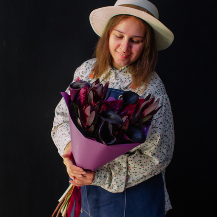 46. Насыщенный дуо-букет с каллами и леукондендронами