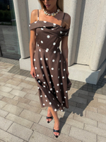 Платье в горох со спущенным плечом в длине миди