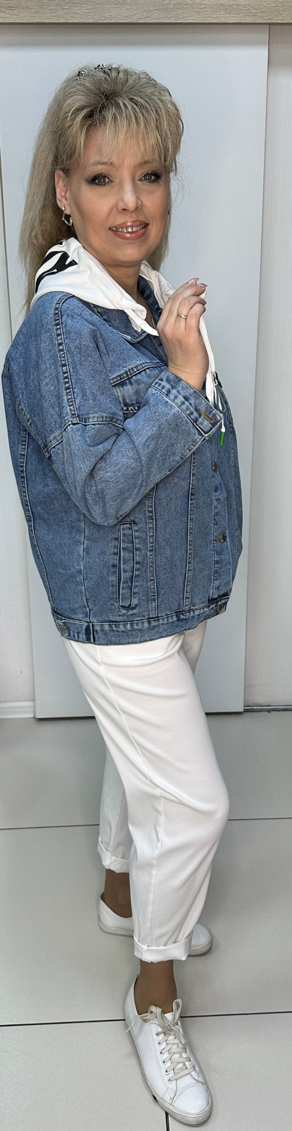 Джинсовый жакет-бомбер с трикотажным капюшоном