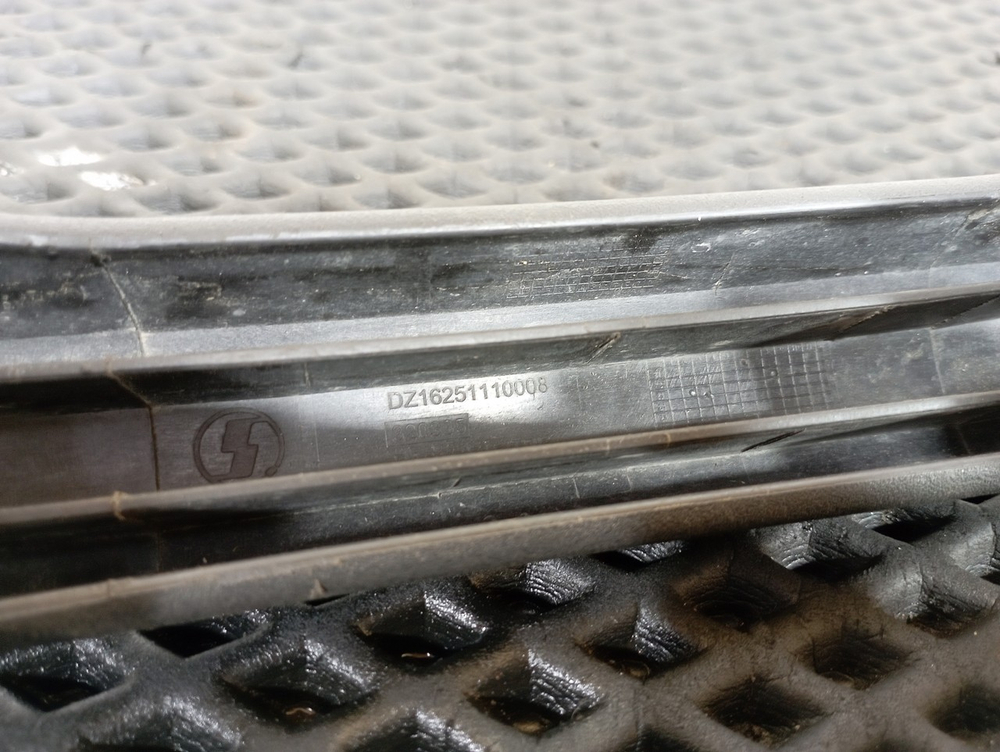 Ручка решетки радиатора правая